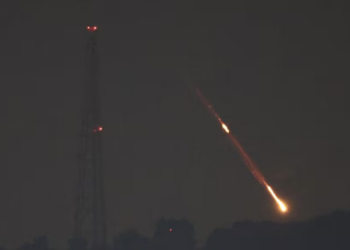 Israel capta como derriban drones de Irán en medio de ataque